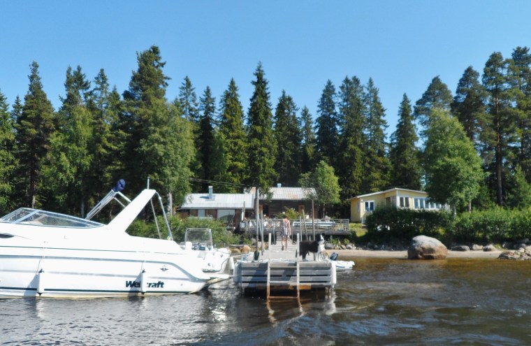 Dio vinkar hejdå på bryggan till stugan =)