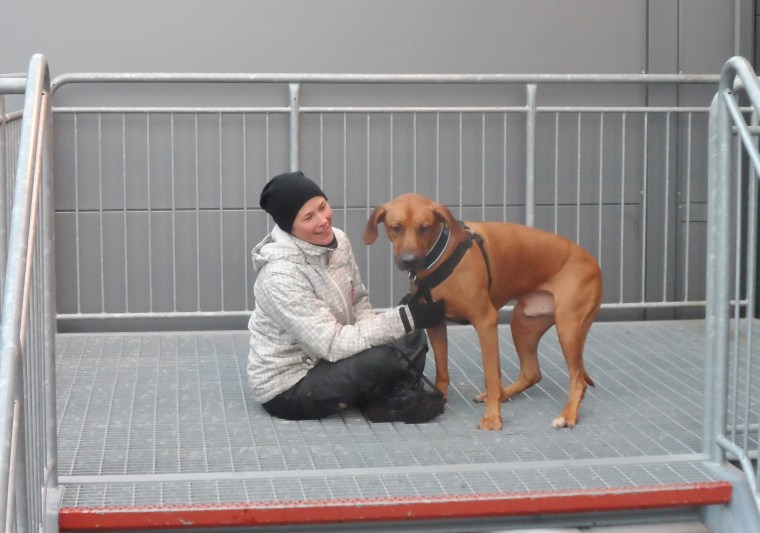 Annika och Affe är så stolta över att ha klarat den långa gallertrappan.