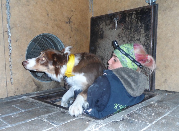 Lad och Anna på väg upp ur hålet.