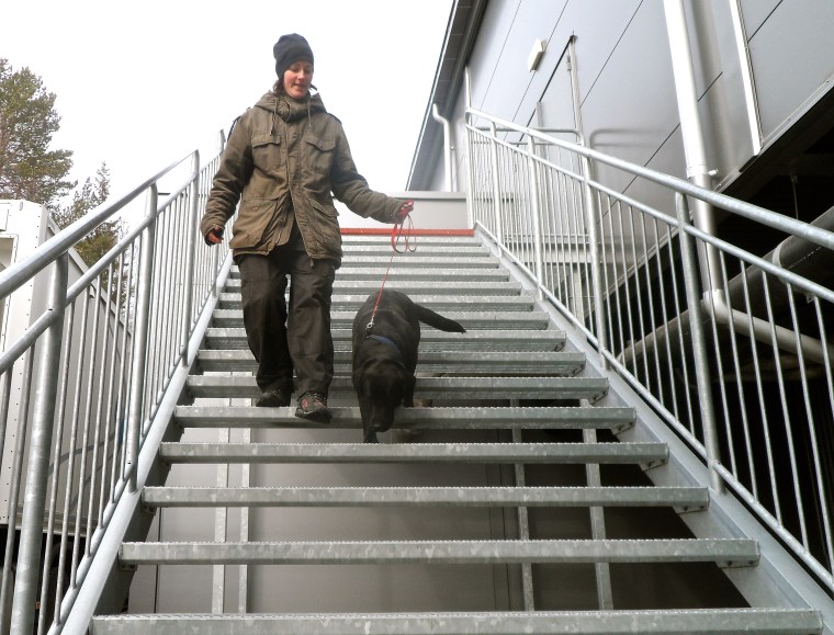 Ebba Bakteman och labradoren Raya var trygga i gallertrapporna.