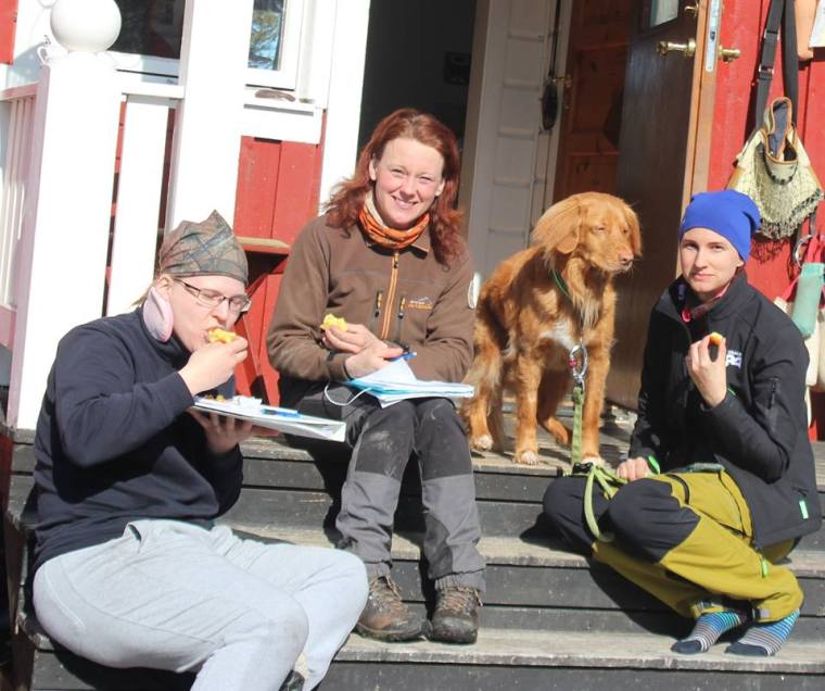 Bild från i våras då jag, i mitten, tar en fikapaus med mina kurskompisar.