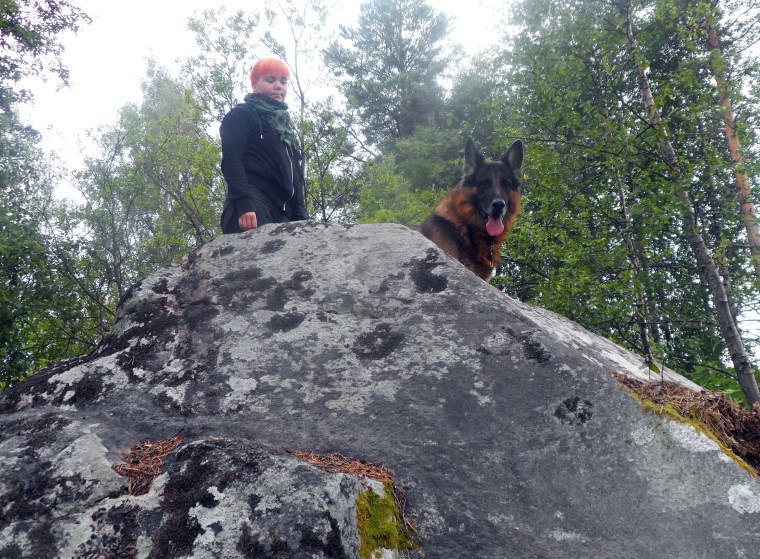 Banan avslutas med en stenbumling-bestigning. Här är det Linda Wikman och hennes schäfer Joker som fick vara ”föråkare”.