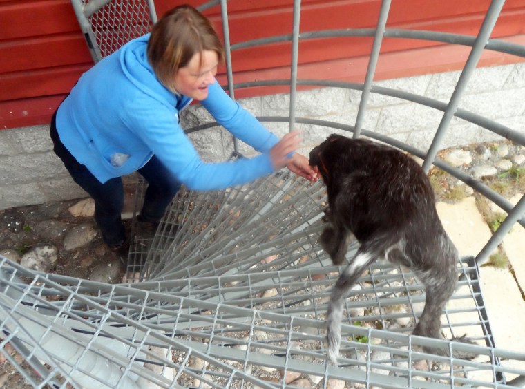 Johanna Åkerlund och Märta är på väg ner.