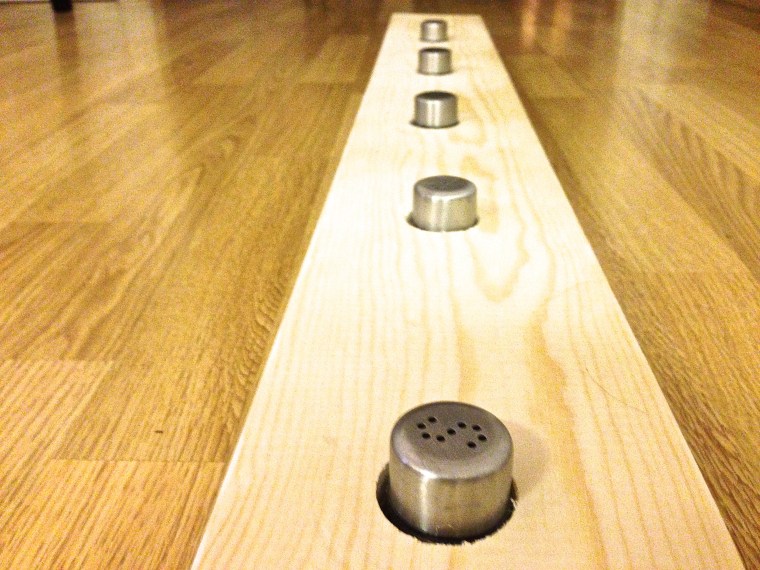 Närbild på behållarna – som är salt- och pepparkar från Biltema.