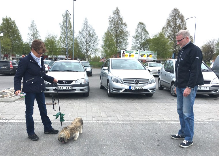 Den här herren tyckte Nelly var lite läskig. Men när han backade undan vågade hon gå fram och ta godisarna.