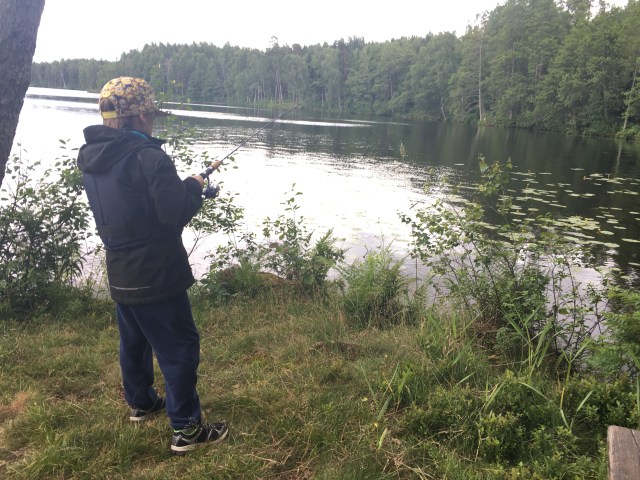 Grabben fiskar. Han var betydligt bättre än mig på att INTE få bottennapp.