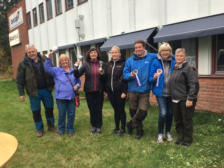 Totalvinnarna från lördagen: från vänster domare Michael Hedman, etta Lena Lindgren, tvåa Julia Helmersson, trea Cecilia Jonsson, fyra Ulf Peterzon, femma Ingela Markström och domare Siw Rüden.