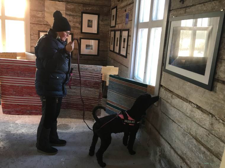 Therese och Elsa hittar något intressant.