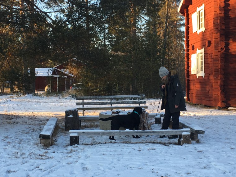 Ragnhild och Tassa söker vid grillplatsen.